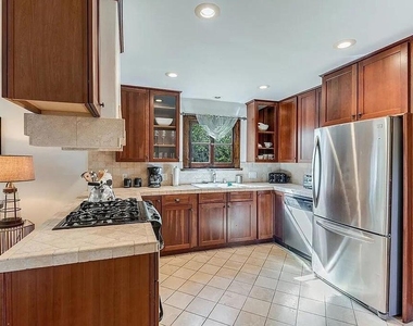 835 N Sycamore Avenue - Photo Thumbnail 2