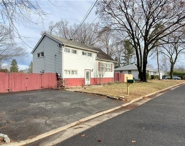 40 Beverly Avenue - Photo Thumbnail 2