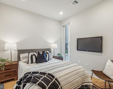 6910 Ridge Avenue - Photo Thumbnail 12