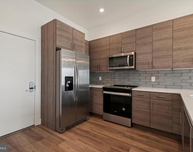 5545 Pulaski Avenue - Photo Thumbnail 3