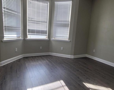 4233 Lancaster Avenue - Photo Thumbnail 3