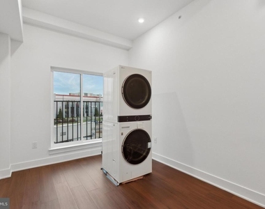 501 Washington Lane - Photo Thumbnail 5