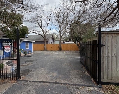 520 W 14th Street - Photo Thumbnail 2