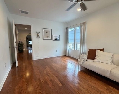 520 W 14th Street - Photo Thumbnail 4