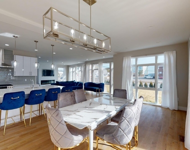 1 Howland Avenue - Photo Thumbnail 7