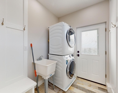 1 Howland Avenue - Photo Thumbnail 9