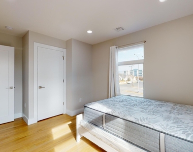 1 Howland Avenue - Photo Thumbnail 13