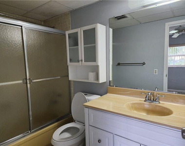 1005 Country Club Drive - Photo Thumbnail 5