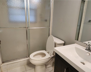 1005 Country Club Drive - Photo Thumbnail 3
