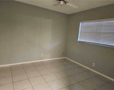 1005 Country Club Drive - Photo Thumbnail 4