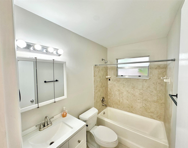 1841 Sw 22nd Street - Photo Thumbnail 5