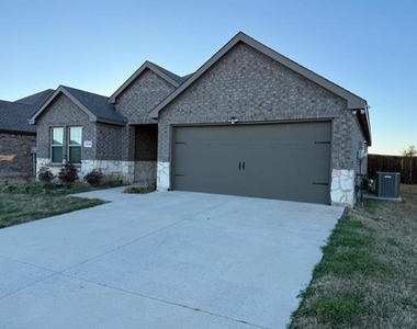 1412 Chestnut Cove Drive - Photo Thumbnail 3