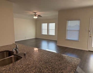 1412 Chestnut Cove Drive - Photo Thumbnail 10