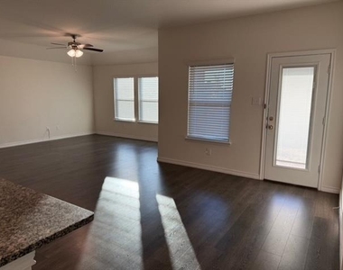 1412 Chestnut Cove Drive - Photo Thumbnail 11