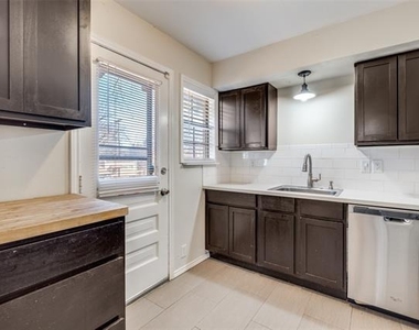 306 N Montreal Avenue - Photo Thumbnail 6