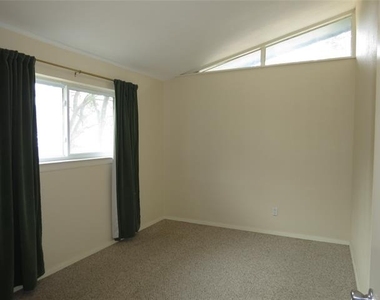10505 Swallow Lane - Photo Thumbnail 15