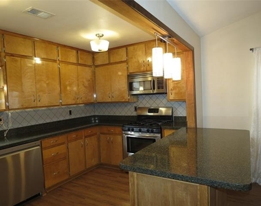10505 Swallow Lane - Photo Thumbnail 7