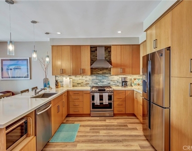 714 Cliff Drive - Photo Thumbnail 6