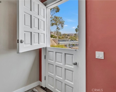714 Cliff Drive - Photo Thumbnail 4