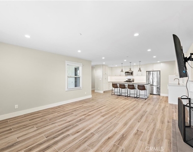 826 Cliff Drive - Photo Thumbnail 4