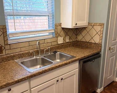 6902 Colony Park Dr - Photo Thumbnail 4