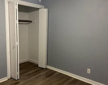 6902 Colony Park Dr - Photo Thumbnail 12