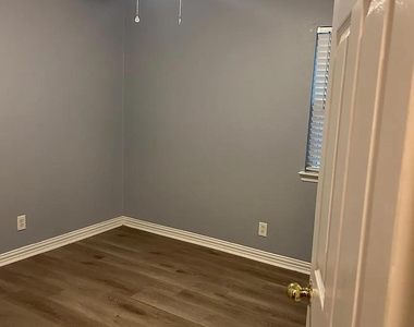 6902 Colony Park Dr - Photo Thumbnail 18