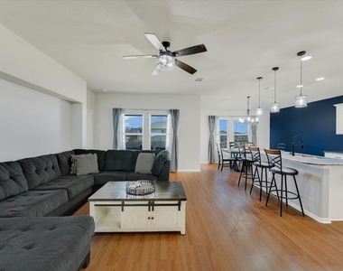 725 Pinnacle Dr - Photo Thumbnail 2