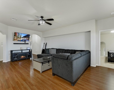 725 Pinnacle Dr - Photo Thumbnail 3