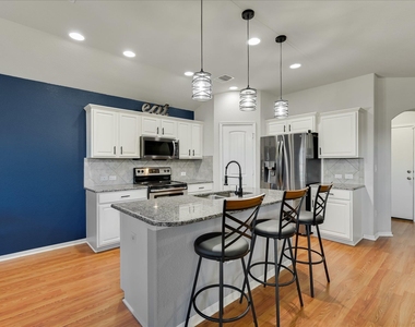 725 Pinnacle Dr - Photo Thumbnail 4