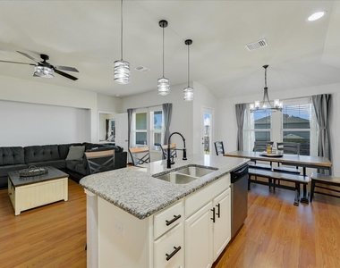 725 Pinnacle Dr - Photo Thumbnail 7