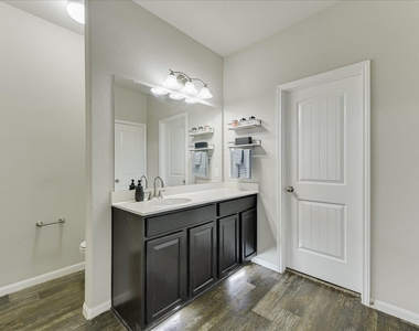 725 Pinnacle Dr - Photo Thumbnail 11