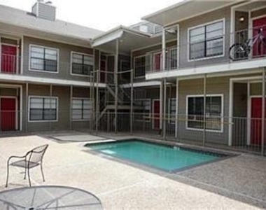 915 W 23rd St - Photo Thumbnail 1