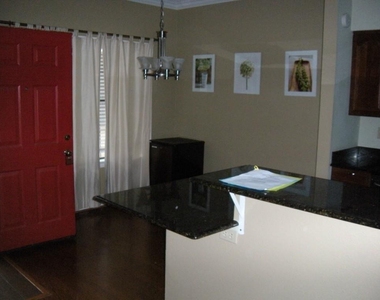 915 W 23rd St - Photo Thumbnail 3