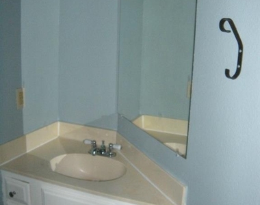 915 W 23rd St - Photo Thumbnail 12