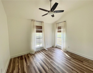 104 Cowal Dr S - Photo Thumbnail 8