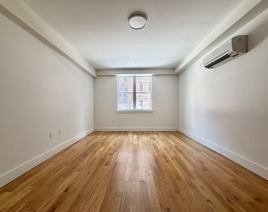 1543 East 19th Street - Photo Thumbnail 4
