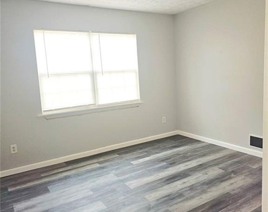 480 Paul Street - Photo Thumbnail 12