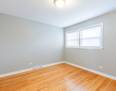 7637 S Essex Avenue - Photo Thumbnail 15
