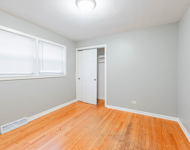 7637 S Essex Avenue - Photo Thumbnail 13