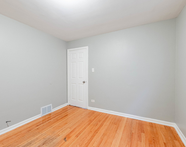 7637 S Essex Avenue - Photo Thumbnail 14