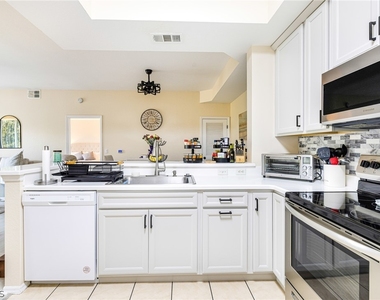 9055 Colby Drive - Photo Thumbnail 5