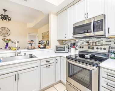 9055 Colby Drive - Photo Thumbnail 4