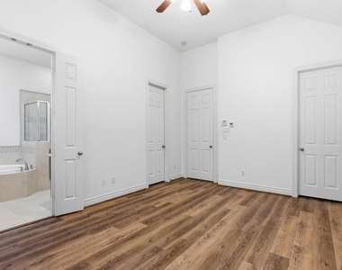 1303 Sherwood Point Lane - Photo Thumbnail 28