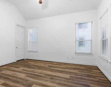 1303 Sherwood Point Lane - Photo Thumbnail 29