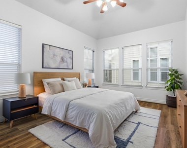 1303 Sherwood Point Lane - Photo Thumbnail 27