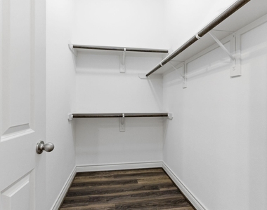 1303 Sherwood Point Lane - Photo Thumbnail 36