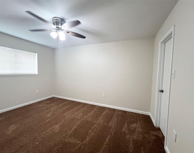 130 Oyster Creek Drive - Photo Thumbnail 13