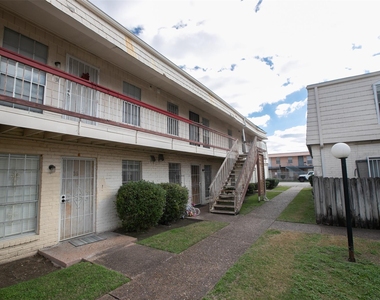 6201 Ranchester Drive - Photo Thumbnail 2