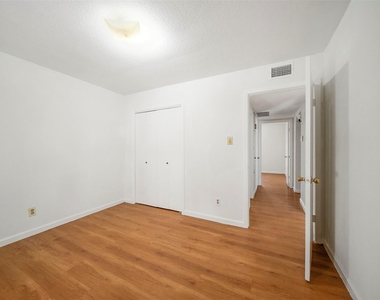 6201 Ranchester Drive - Photo Thumbnail 17